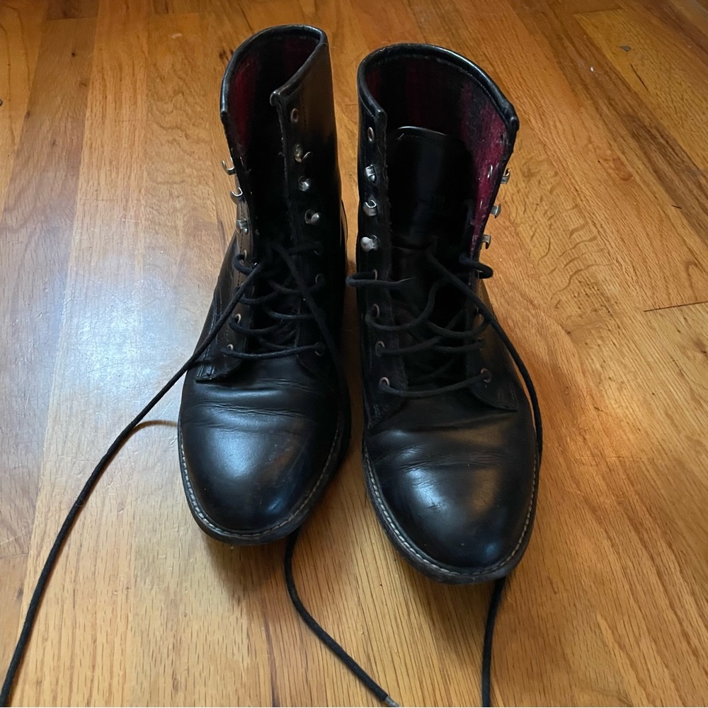 Women’s SIZE 8 Woolrich Wool lined boots